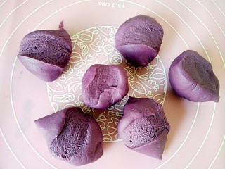 最爱面包+紫薯小面包,揉好分成面剂子