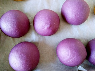 最爱面包+紫薯小面包,发酵好的面包体积变大了，取出，开始预热烤箱