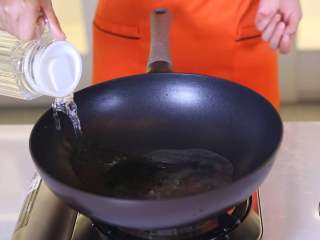 清蒸金针菇,往锅里加清水