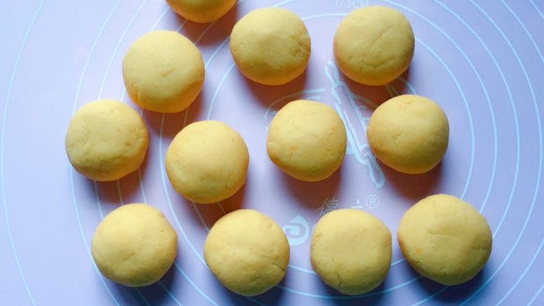 豆沙红薯饼,将面团平均分成12等份的小剂子。
