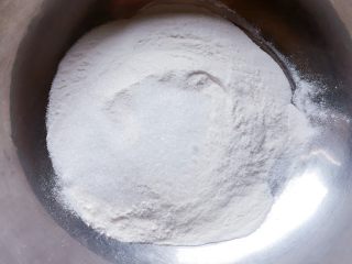 豆沙红薯饼,将糯米粉和白糖放入干净的盆中。（白糖的量可根据个人口味添加）