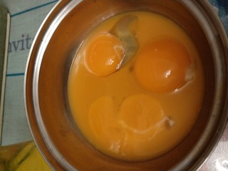 戚风蛋糕,材料备好，将鸡蛋黄与橘子汁混合。蛋白单独放在一个容器里