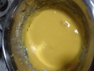 戚风蛋糕,将橘子汁和蛋黄混合均匀，加入筛过的戚风粉，然后加入打发的三分之一蛋白，混合均匀
