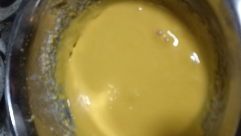 戚风蛋糕,将橘子汁和蛋黄混合均匀，加入筛过的戚风粉，然后加入打发的三分之一蛋白，混合均匀