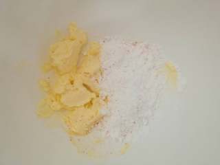 可可岩石饼干,黄油室温软化，加糖粉和盐，打发至黄油微微发白


