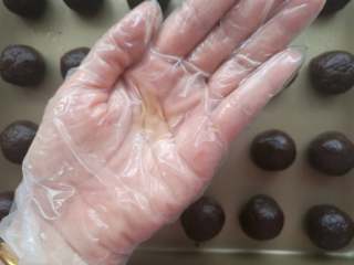 可可岩石饼干,手心取少量蛋白液（是蛋白液，不是全蛋液！）
