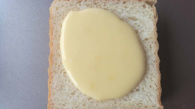 岩烧乳酪,将浆液分成三份倒在吐司片上，涂抹均匀
