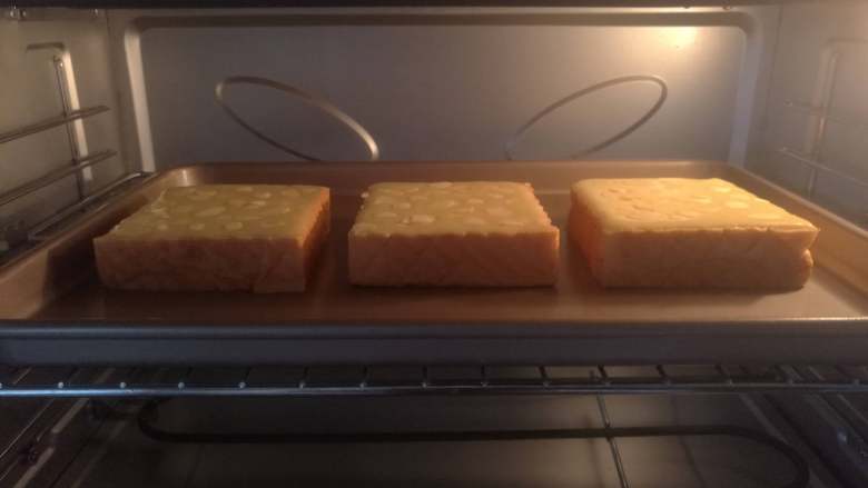 岩烧乳酪,烤箱中层，上火250度，下火为0，烤约8分钟（时间和温度请结合自己烤箱实际调整，
