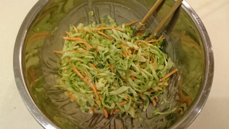 培根大阪燒,用筷子混合，讓蔬菜均勻的裹上面糊。