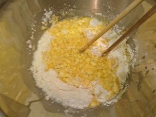 培根大阪燒,用筷子攪拌均勻變面糊。