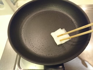 培根大阪燒,平底鍋燒熱，用沾滿油的廚房紙擦拭鍋面。