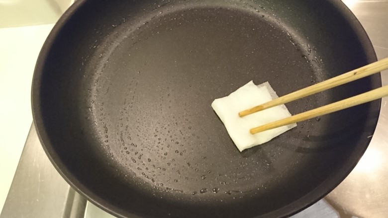 培根大阪燒,平底鍋燒熱，用沾滿油的廚房紙擦拭鍋面。