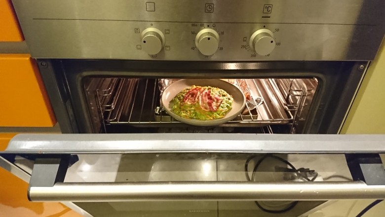 培根大阪燒,烤箱開個50℃來保溫第一份，烤箱門打開。第二份用同樣手法完成。