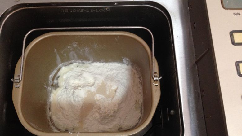 最爱面包+香葱火腿奶酪排包,
混合中种所有原料入面包机和面10分钟至光滑的面团