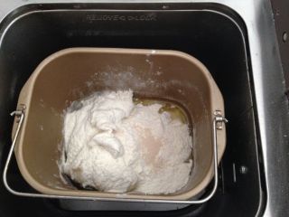 最爱面包+香葱火腿奶酪排包,
将中种撕碎和主面团的原料一起入面包机，启动和面程序30分钟