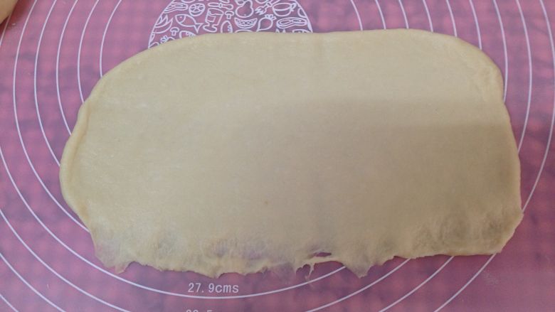 最爱面包+香葱火腿奶酪排包,
擀成长条形面片