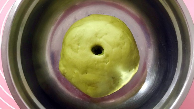 最爱面包+白雪公主的苹果（红豆沙小面包）,发酵到2倍大，用手指戳一下，不回缩，即发酵完成