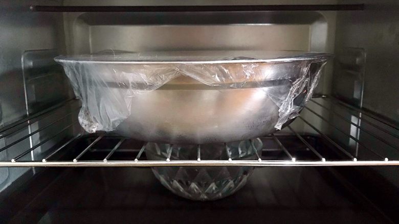 最爱面包+白雪公主的苹果（红豆沙小面包）,放入烤箱进行第一次发酵，我是用40°，30分钟，烤盘上放一碗热开水