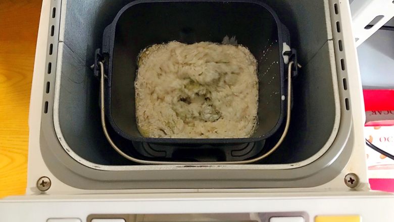 最爱面包+白雪公主的苹果（红豆沙小面包）,面包桶放入面包机，选择揉面功能，15分钟