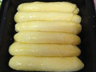最爱面包+香葱火腿奶酪排包,
发好的面团表面刷蛋液
