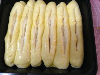 最爱面包+香葱火腿奶酪排包,
表面用快刀子划开