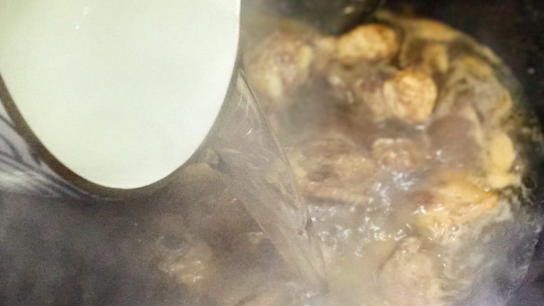 “黑”料理，停不下筷子的糖醋排骨,以上材料都加入后，在锅中倒入热水，水量以没过排骨为准。一定要加热水哦，冷水会使肉快速收缩口感变硬哦～
