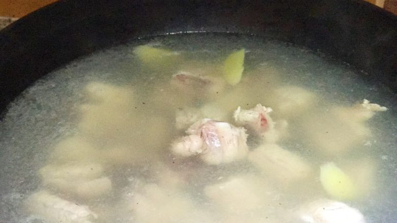 “黑”料理，停不下筷子的糖醋排骨,在准备材料之前，可以先烧一锅水，待备好材料水烧开，将排骨倒入锅中焯一下，同步可放几片姜去腥。煮至排骨刚变白，即可捞出。