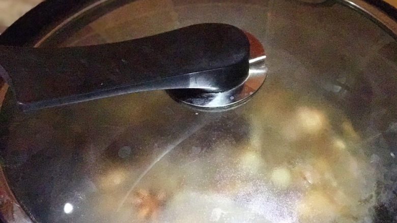 “黑”料理，停不下筷子的糖醋排骨,盖上锅盖，转小火焖25-30min左右。
接下来的时间可以去准备别的饭、菜，如果没事情那就去休息吧。
