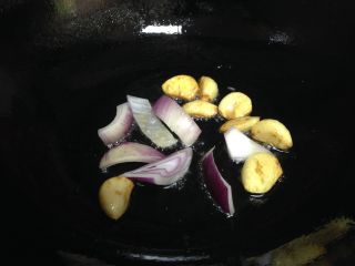 葱烧金蒜木耳,
小火倒入蒜瓣，煎至表面微黄时下入一半的洋葱煸出香味