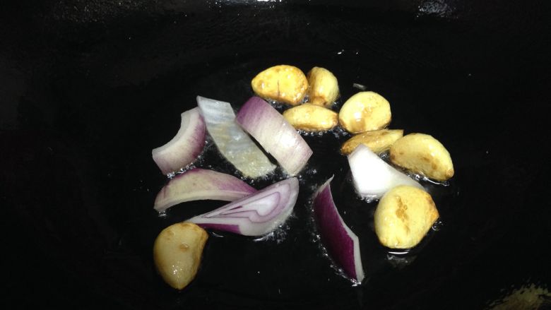 葱烧金蒜木耳,
小火倒入蒜瓣，煎至表面微黄时下入一半的洋葱煸出香味