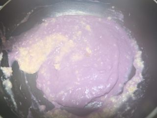 健康燕麦紫薯热饮,倒入紫薯糊，倒入剩下的奶的一半，搅拌均匀
