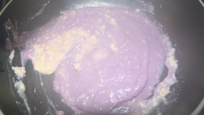 健康燕麦紫薯热饮,倒入紫薯糊，倒入剩下的奶的一半，搅拌均匀