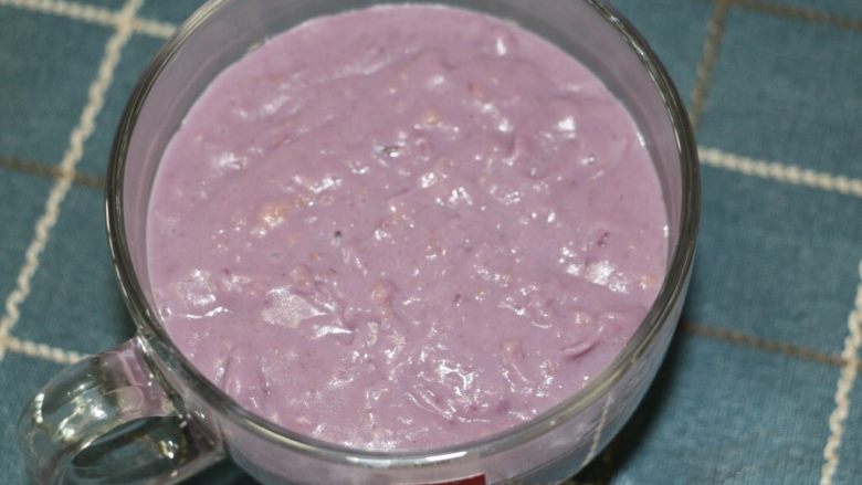 健康燕麦紫薯热饮,先往被子里倒入燕麦紫薯糊