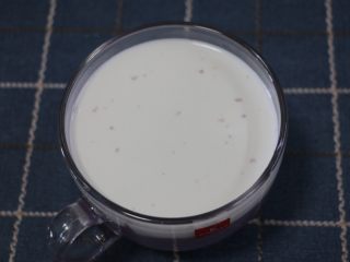 健康燕麦紫薯热饮,再在上面倒入剩下的牛奶，撒上一下燕麦片，拍个照，OK啦～