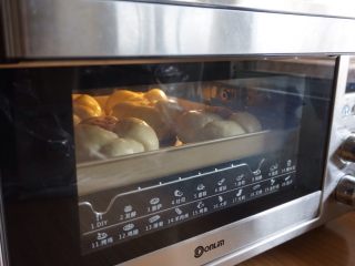 香肠面包,放入已经提前预热到170度的东菱K40C烤箱中下层，烘烤18分钟左右