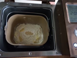 香肠面包,放入面粉，切成小块的软化黄油，在面粉顶端放上酵母，将面包桶放入到东菱1352AE-3C面包机里