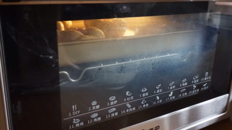 香肠面包,放入烤箱发酵50分钟，烤箱内放置一碗热水，保持湿度