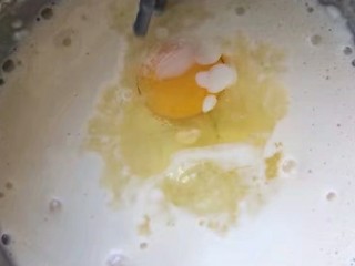 #懒人料理#黄金鸡蛋饼,加入一枚鸡蛋，搅拌均匀。