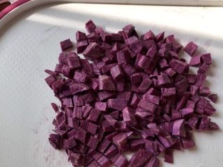 紫薯蛋卷,准备好的紫薯，洗干净，削皮，切丁