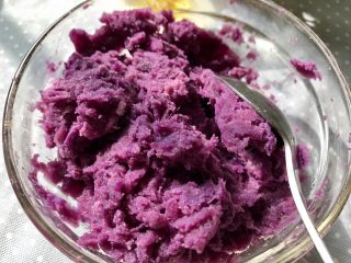 紫薯蛋卷,将熟透的紫薯块用勺子压成泥备用