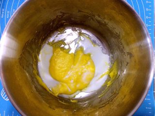 黄金椰丝球,加入牛奶搅拌均匀