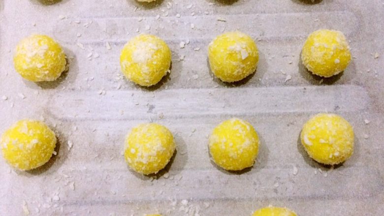 黄金椰丝球,圆球表面撒上材料外的椰蓉装饰。入烤箱中层180度15分钟