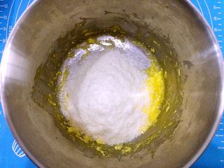 黄金椰丝球,筛入低粉。