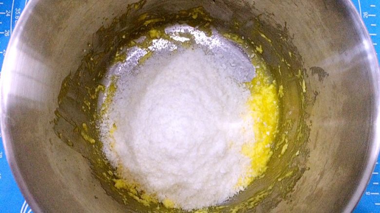 黄金椰丝球,筛入低粉。
