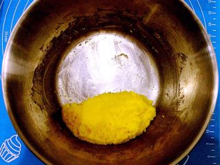 黄金椰丝球,筛入低粉用刮刀拌匀