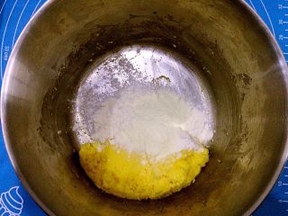黄金椰丝球,加入椰蓉，继续用刮刀搅拌均匀。
