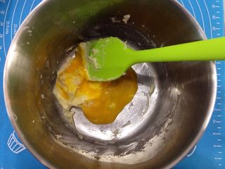 黄金椰丝球,加入一个蛋黄搅拌均匀