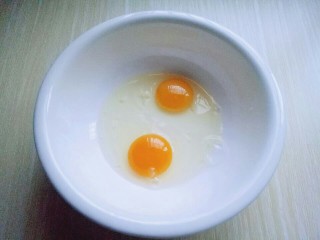 快手早餐～芝香馒头丁,将鸡蛋敲再大口碗里。