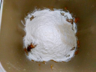 最爱面包+南瓜欧包（枸杞奶酪馅）,加面包粉，酵母粉，一起混合，启动揉面功能