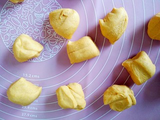 最爱面包+南瓜欧包（枸杞奶酪馅）,将面团分成均匀的小面块